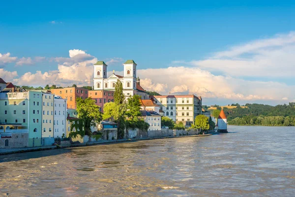 Embankment of Inn river con Chiesa di San Michele a Passau - Germania — Foto Stock