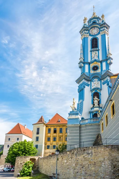 Vista en el campanario barroco de la Abadía de Durnstein en Austria — Foto de Stock