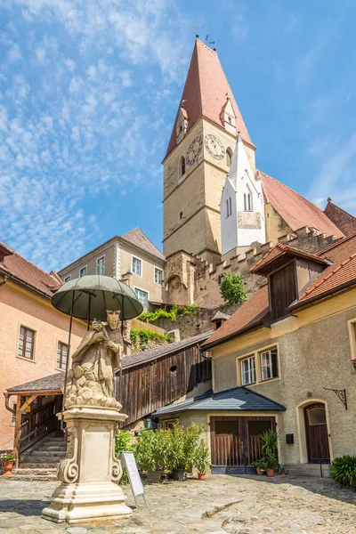 No Mercado lugar de Weissenkirchen in der Wachau com igreja de Assunção de Santa Maria - Áustria — Fotografia de Stock