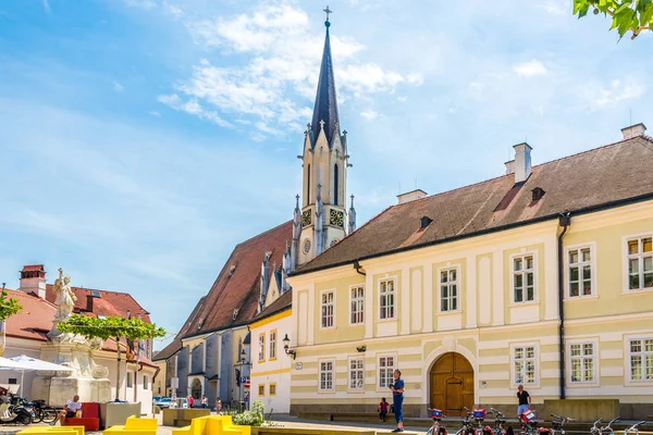Iglesia de San Esteban en las calles de Melk Town - Austria —  Fotos de Stock