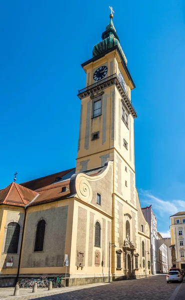 Vista de la Iglesia en las calles de Linz en Autria —  Fotos de Stock