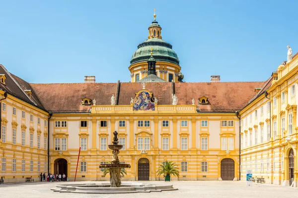 Widok na Cortyard z fontanną Opactwa Benedyktynów w Melk-Austria — Zdjęcie stockowe