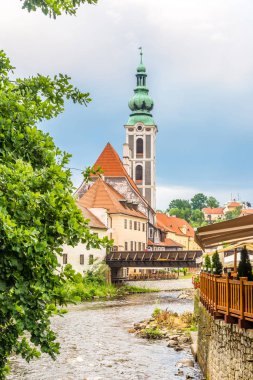 Cesky Krumlov St.Jost kilise ile Vltava nehri dolgu görünümü - Çek Cumhuriyeti