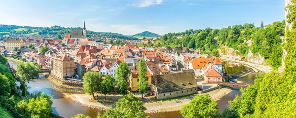 切斯基克鲁姆洛夫镇的全景与伏尔塔瓦河的蜿蜒 - 捷克共和国 — 图库照片