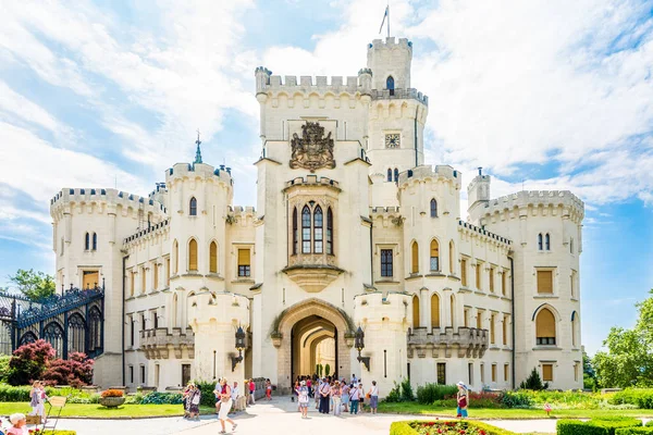 Vista para o Castelo Hluboka na República Checa — Fotografia de Stock