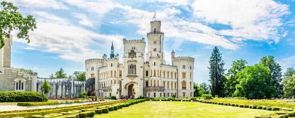 Panorámás kilátás a Hluboka kastélyra Csehországban. — Stock Fotó