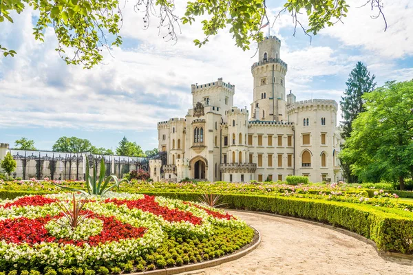 Vista para o Jardim e Castelo de Hluboka na República Checa — Fotografia de Stock