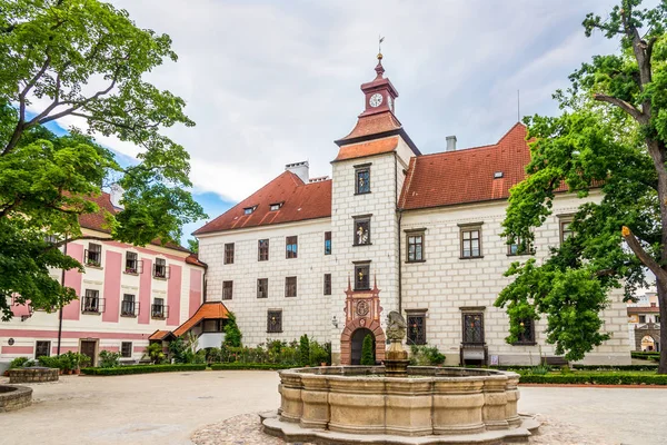 Na dziedzińcu zamku Trebon w Czechach — Zdjęcie stockowe