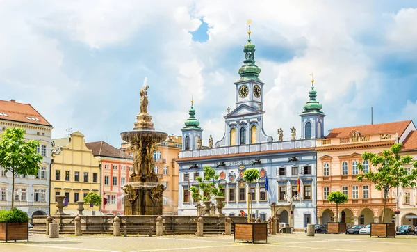 Plaza principal de Ceske Budejovice con la fuente de Samson y el edificio del Ayuntamiento - República Checa — Foto de Stock