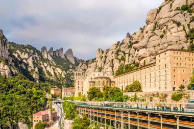Benedictine manastırı ile Montserrat dağının manzarası - İspanya
