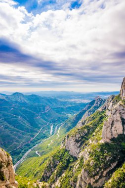 İspanya'daki Montserrat Dağları'ndan vadiye bakış.