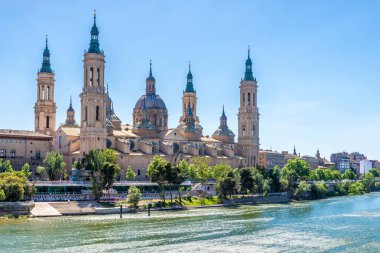 Zaragoza Ebro nehri ile Sütun Our Lady Bazilikası görünümü - İspanya