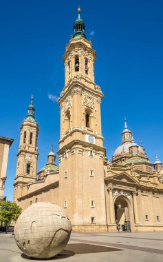 Zaragoza Sütunu Our Lady Bazilikası Kuleleri Görünümü - İspanya