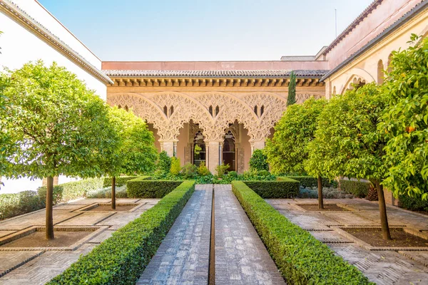 Utsikt på gården Santa Isabel i Aljaferia Palace-Zaragoza, Spanien — Stockfoto