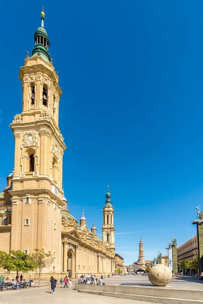 Widok na dzwonnicę Bazyliki Matki Bożej słupa w Saragossie-Hiszpania — Zdjęcie stockowe