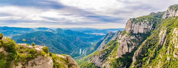 Vista panorâmica do vale das Montanhas Montserrat em Espanha — Fotografia de Stock