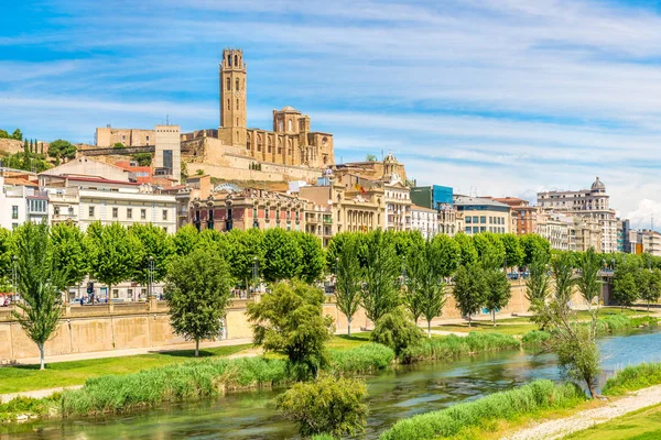 Lleida Segre nehir ile Eski Katedrali Seu Vella görünümü - İspanya — Stok fotoğraf