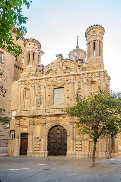 Beskåda på kyrkan av Sanktt Thomas i gatorna av Zaragoza i Spanien — Stockfoto