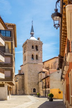 İspanya'da Aranda de Duero sokaklarında Santa Maria la Real kilisenin Çan kulesi