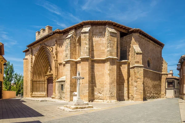 Utsikt över kyrkan San Juan i Aranda de Duero-Spanien — Stockfoto