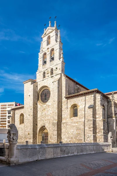 Vista en la Iglesia de Sant Lesmes en las calles de Burgos en España — Foto de Stock