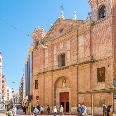 İspanya'da Valladolid sokaklarında San Felipe Neri kilisesinde görünümü