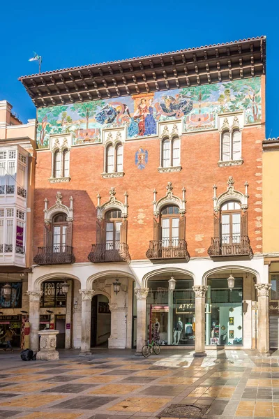 Вид на фасад колледжа Вильяндрас в Паленсии, Испания — стоковое фото