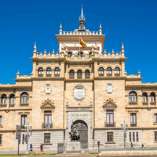 Beskåda på byggnaden av kavalleri akademin i Valladolid-Spanien — Stockfoto