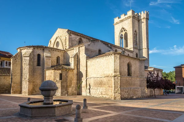 Beskåda på kyrkan av San Miguel i Palencia-Spanien — Stockfoto