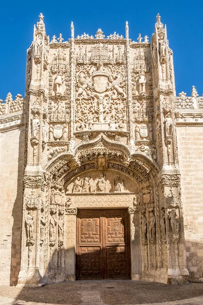 バリャドリッドのサンパブロ教会の側のポータルで見る - スペイン — ストック写真