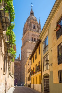 Ispanya 'da Salamanca sokaklarında katedral çan kulesi