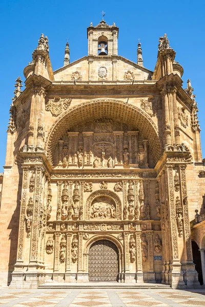 Visita il portale del monastero di San Esteban a Salamanca - Spagna — Foto Stock