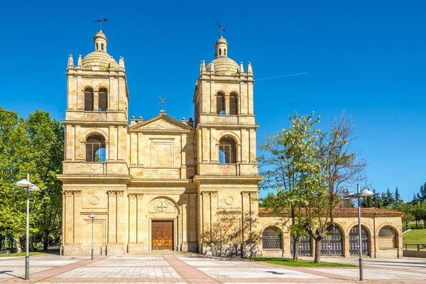 Pohled na Arrabalský kostel v Salamanca-Španělsko — Stock fotografie