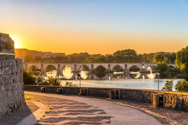 Reggeli kilátás a középkori hídon keresztül folyó Duero a Zamora-Spanyolország — Stock Fotó