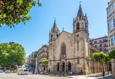 Ispanya 'da Vigo sokaklarında Santiago kilisesinin görünümü