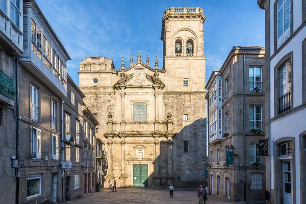Utsikt över San Augustin-kyrkan på gatorna i Santiago de Compostela i Spanien — Stockfoto