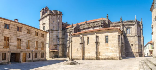 Panoramiczny widok na bazylikę Santa Maria na ulicach Pontevedra w Hiszpanii — Zdjęcie stockowe