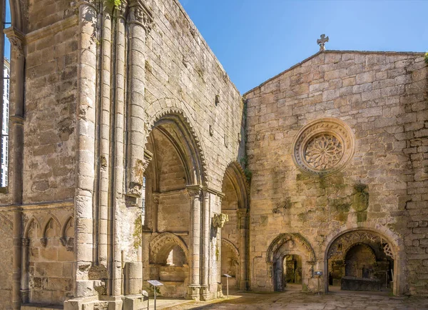 Vista de las ruinas de la iglesia de Santo Domingo en las calles de Pontevedra en España —  Fotos de Stock