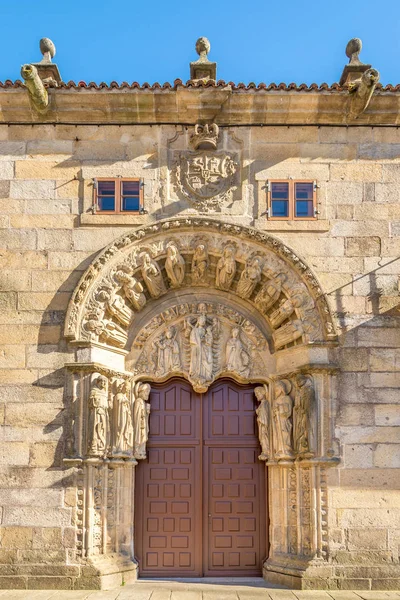 Santiago de Compostela 'daki Obradoiro bölgesinde dekore edilmiş kapı-Ispanya — Stok fotoğraf