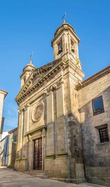 Uitzicht op de kerk van San Miguel in de straten van Santiago de Compostela in Spanje — Stockfoto