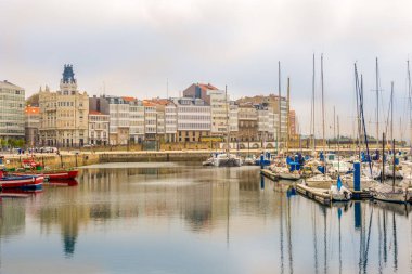 İspanya'da A Coruna sahilindeki Liman ve Binalar'da manzara