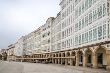 A Coruna sahilinde binalar - İspanya