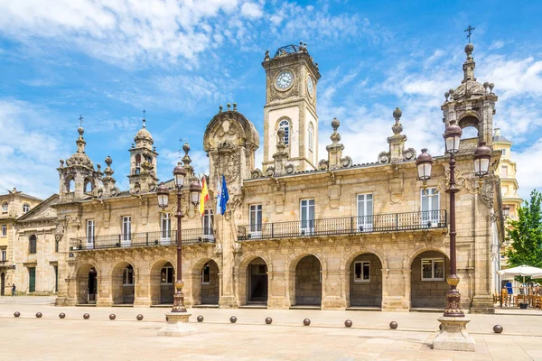 Vista en el edificio del Ayuntamiento con Torre del Reloj desde la plaza Mayor en Lugo - España — Foto de Stock