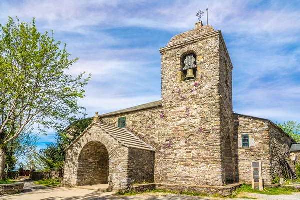 Beskåda på den Santa Maria kyrkan i den Cebreiro byn av Spanien — Stockfoto