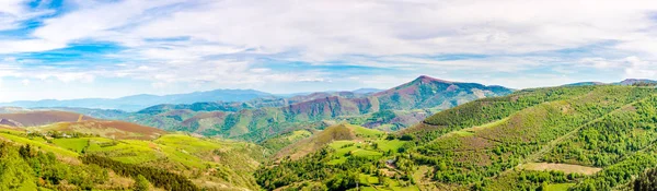İspanya'nın Cebreiro köyünden dağlarda panoramik manzara — Stok fotoğraf