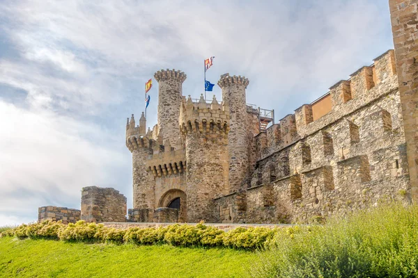 Vista para o Castelo Templário, construído no século XII em Ponferrada - Espanha — Fotografia de Stock