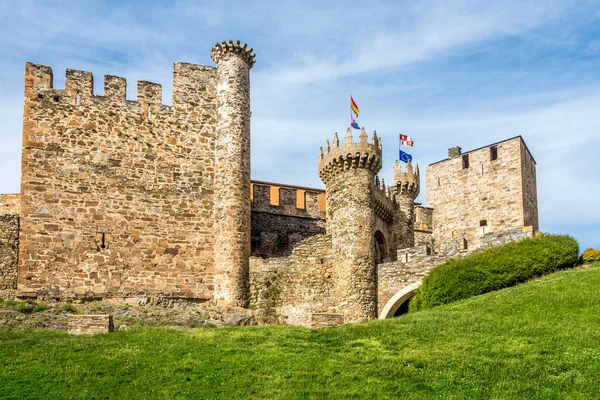 12. yüzyılda Ponferrada - İspanya'da inşa edilmiş Tapınak Kalesi'nin manzarası — Stok fotoğraf