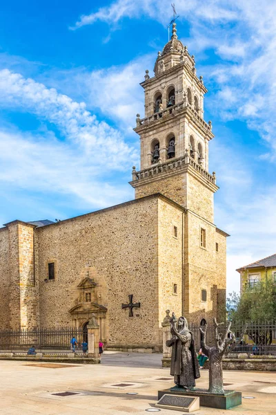 Utsikt vid basilikan Encina på gatorna i Ponferrada i Spanien — Stockfoto