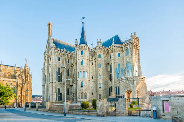 Widok na Pałac Biskupi Astorga w Hiszpanii — Zdjęcie stockowe