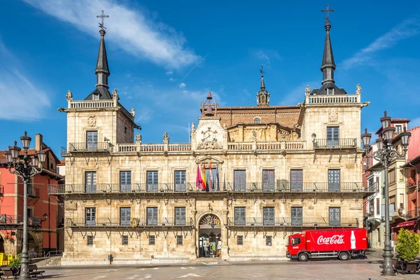 Beskåda på byggnaden av stadshuset på borgmästare förlägger i Leon-Spanien — Stockfoto